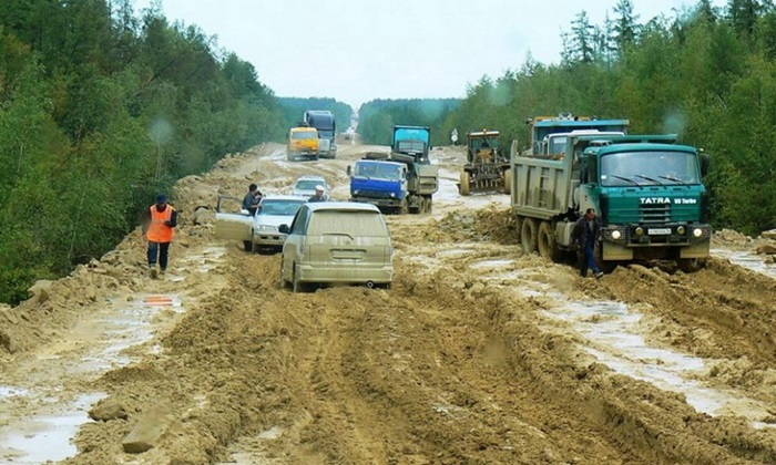 Размывает дорогу так, что и не проедешь. /Фото:  autosila24.ru