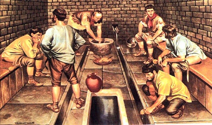 Деньги не пахнут, даже если их получение связано с античным отхожим местом.