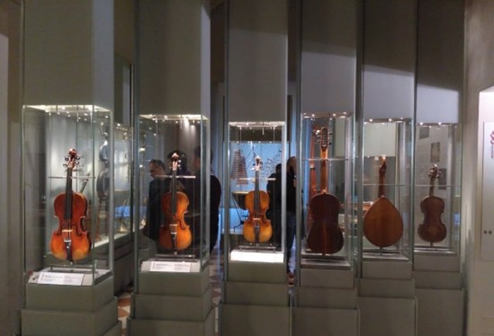 Инструменты Страдивари в музейной экспозиции. /Фото: tripadvisor.com