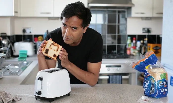 Тостер, печатающий фотки на хлебе непонятно зачем. /Фото: theguardian.com