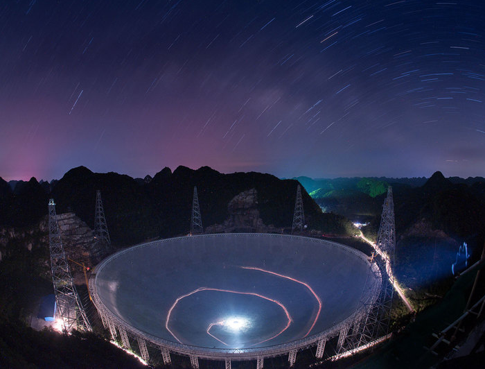 Огромный телескоп среди скал./Фото: popmech.ru