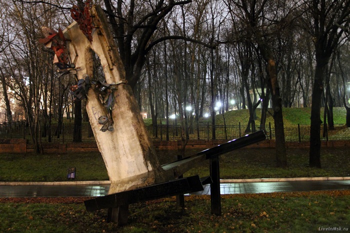 Фрагмент Берлинской стены, ставший памятным арт-объектом в Москве. /Фото: liveinmsk.ru