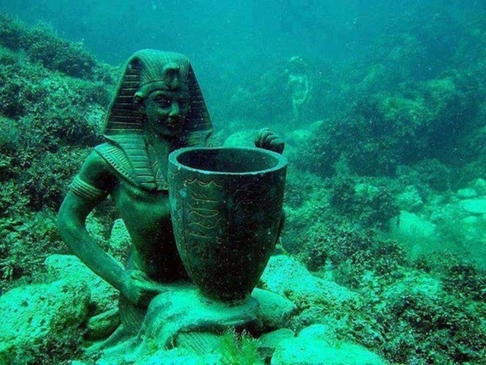 Множество статуй хорошо сохранились в море, в том числе и сфинксы. /Фото: travelask.ru