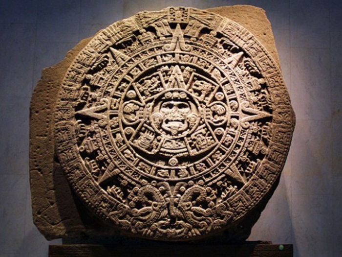 Поразительно, как можно было создать круглый каменный календарь, но не изобрести колесо. /Фото: vk.com