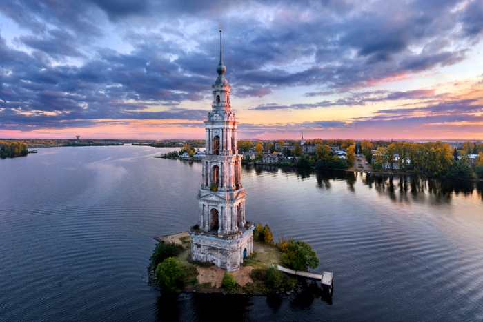 Колокольня, переоборудованная в маяк - единственное, что осталось от старого Калязина. /Фото: rktour.ru