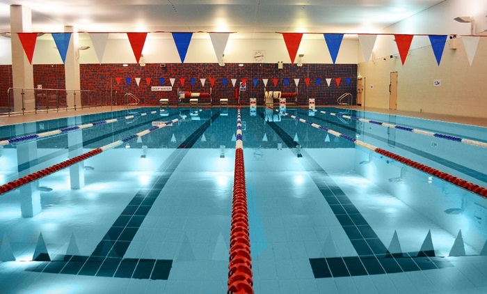 Воду в бассейнах прозрачной делают химией, но спортсменкам приходится смывать её в душе. /Фото: wikipedia.org