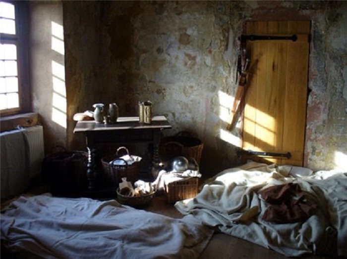 В Средние века большинство людей спали прямо на полу. /Фото: blogspot.com