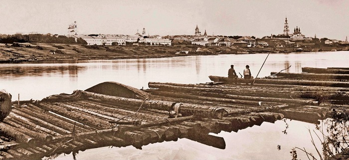 Сплавлять древесину на плотах было тяжело и долго. /Фото: pastvu.com