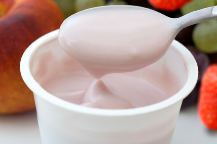 В ароматизаторах и красителях из покупных йогуртов пользы не будет. /Фото: roscontrol.com