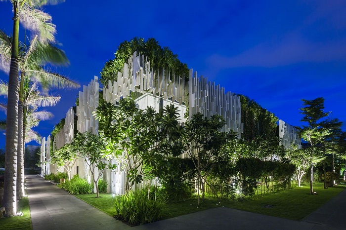 Потрясающее сочетание светлого фасада и вертикального озеленения. /Фото: pinterest.com