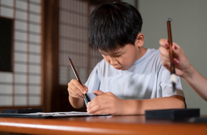 Письменность изучают с ранних лет на протяжении всей школы.