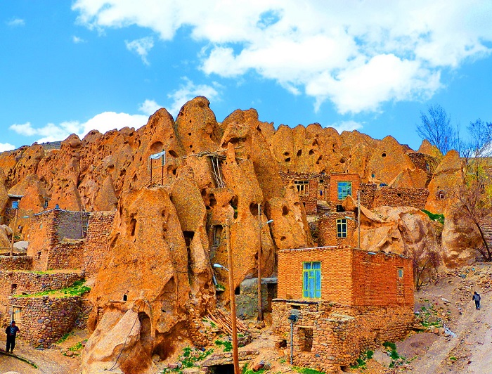 Деревня с домами, вырезанными в скалах. /Фото: islamosfera.ru