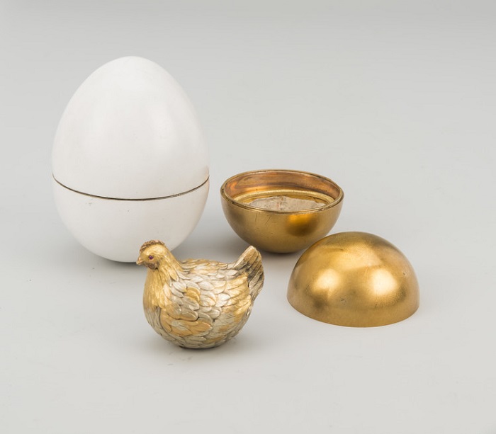 Первое яйцо Фаберже. /Фото: fabergemuseum.ru