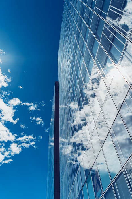 Стеклянные фасады быстрые в строительстве, ещё и на климат-контроле сэкономить помогают.