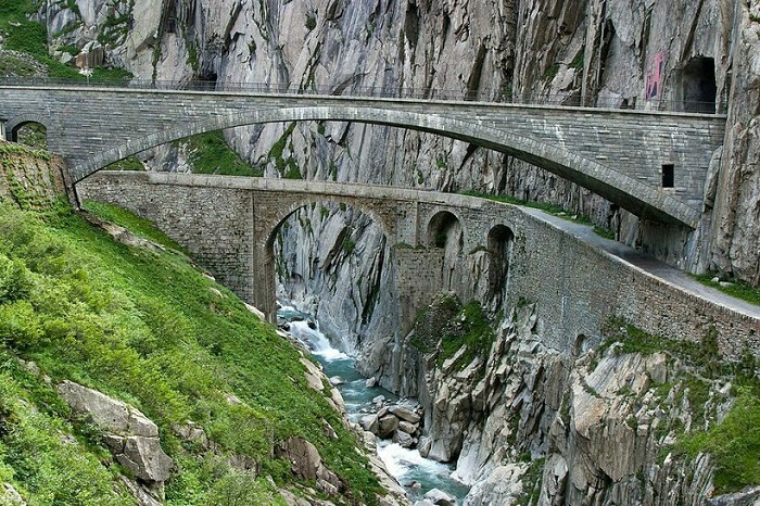 Мост из Швейцарии, который якобы также помог построить дьявол. /Фото: travelask.ru