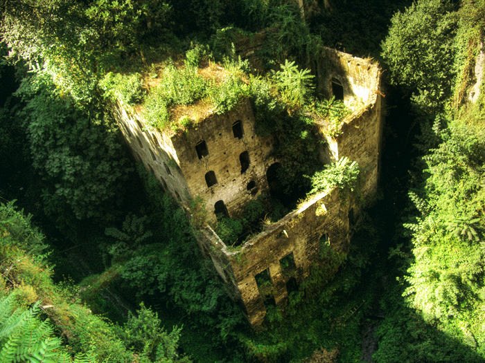 Итальянские руины мельниц. /Фото: lifeglobe.net