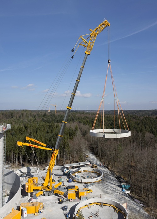 Кран, способный носить по несколько самолётов.