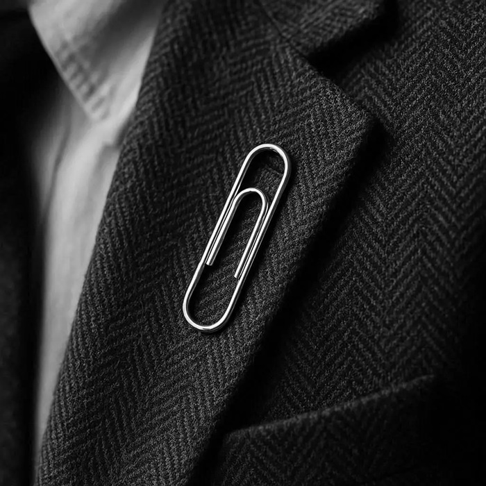 Скрепка на одежде - оригинальный пример гражданского сопротивления.