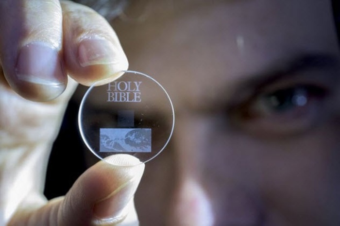 Кусочек стекла, а способен сохранить информацию на миллиарды лет. /Фото: listverse.com Кусочек стекла, а способен сохранить информацию на миллиарды лет. /Фото: listverse.com