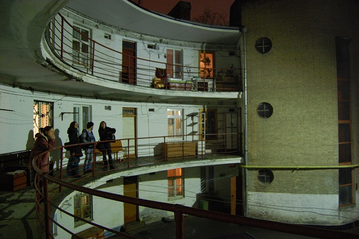 Так общие балконы круглого дома выглядят сегодня. /Фото: wikipedia.org