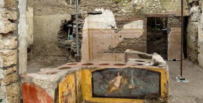 Прилавок фаст-фуда в Помпеях с сохранившимися фресками. /Фото: focus.ua