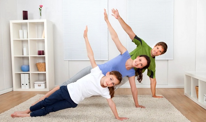 Всем вместе намного веселее заниматься утренней гимнастикой.