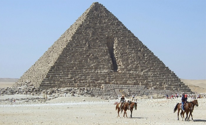 След от попытки разобрать пирамиду остался до сих пор. /Фото: fishki.net