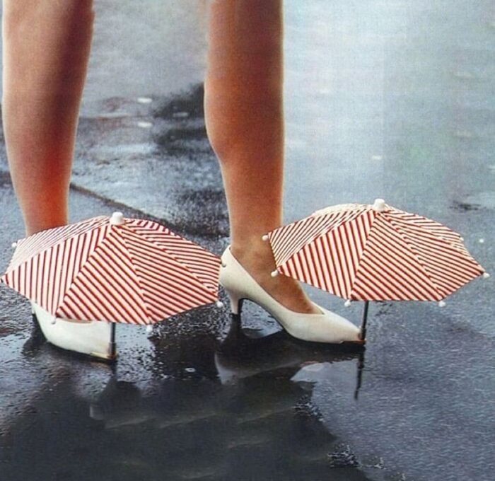 Не нужный вариант защиты обуви от непогоды. /Фото: harlequinteaset.wordpress.com Не нужный вариант защиты обуви от непогоды. /Фото: harlequinteaset.wordpress.com