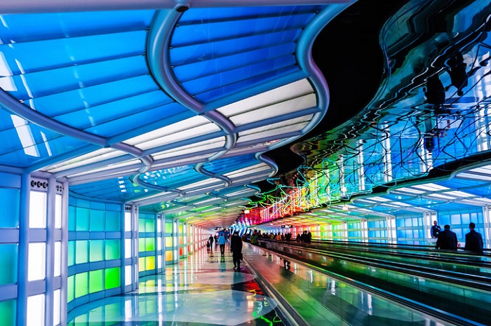 Тот самый неоновый коридор внутри аэропорта. /Фото: vokrugsveta.ru