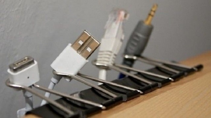Быстрый и практичный способ организовать провода на рабочем столе. /Фото: pinterest.com