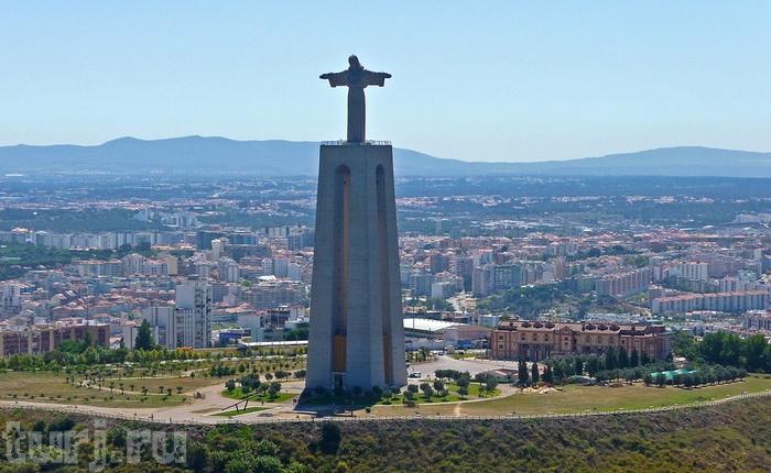 Одна из самых внушительных статуй Христа. /Фото: wikimapia.org
