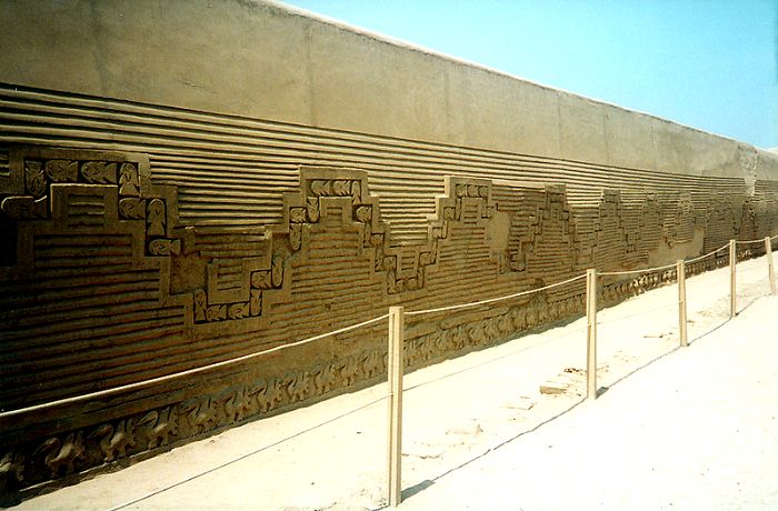 Часть сохранившейся стены Чан-Чан. /Фото: wikiрedia.org