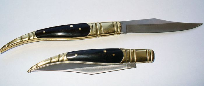 Стилизованный под испанскую наваху нож, современная реплика. /Фото: wikipedia.org