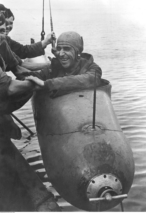 Немецкая торпеда с оператором на борту. /Фото: wikipedia.org