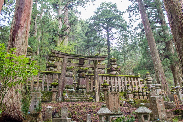 Аутентичное японское кладбище, которому уже больше тысячи лет.