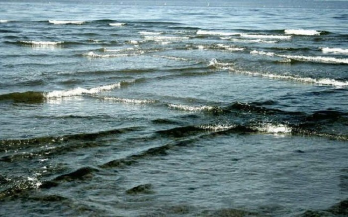 Зайти в воду при таких волнах - большая ошибка. /Фото: pinterest.ru