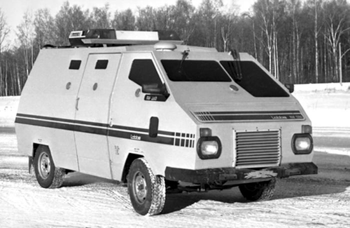 Броневик с деревянным полом: как создавался первый инкассаторский микроавтобус СССР
