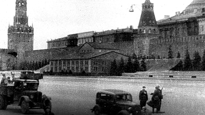 Мавзолей Ленина в замаскированном виде. /Фото: tvzvezda.ru