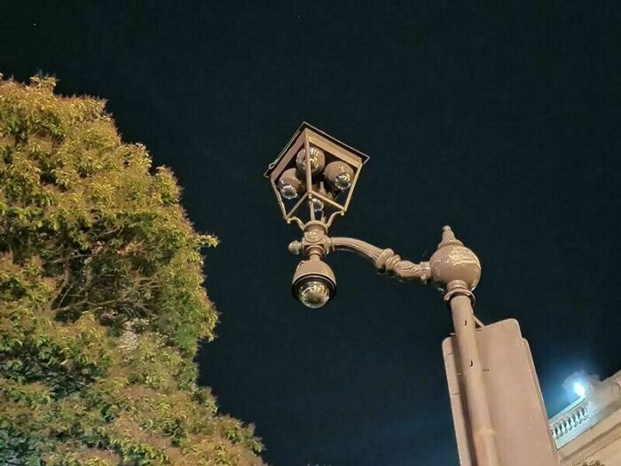 И не скажешь, что этот фонарь наблюдает за тобой. /Фото: travelask.ru