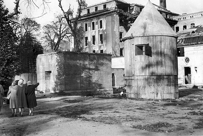 Вход в Фюрербункер в Берлине, вид после войны. /Фото: vk.com
