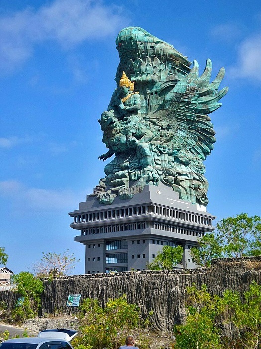 Самая высокая статуя Индонезии. /Фото: account.travel