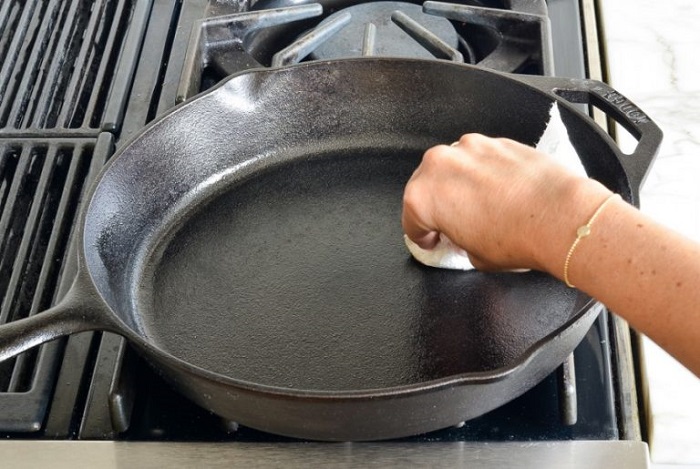 Сковородку нужно подготовить перед использованием. /Фото: posudaguide.ru