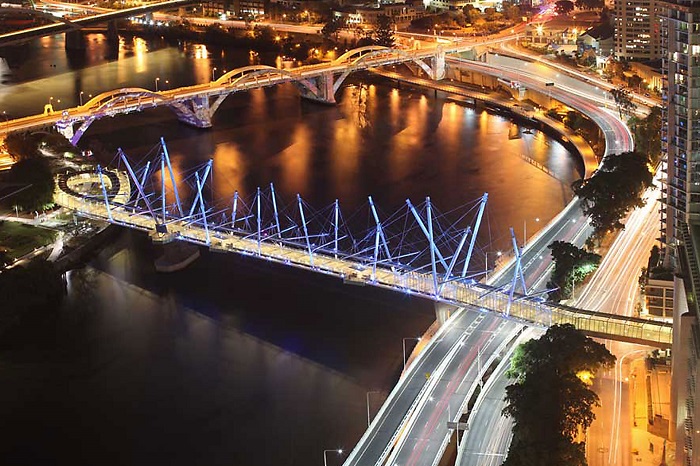 Не только мост, но и масштабная инсталляция. /Фото: diamantelighting.com