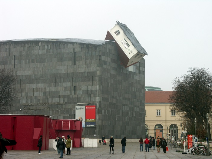 Необычный вариант демонстрации работы - на фасаде музея. /Фото: wikiрedia.org