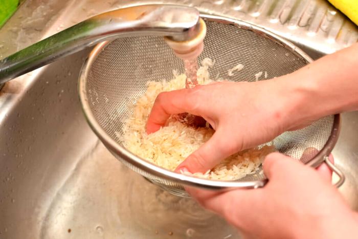 Промывание риса - важный этап в приготовлении каши. /Фото: plovrus.ru
