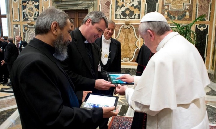 Папский престол не чурается новых технологий. /Фото: megaobzor.com