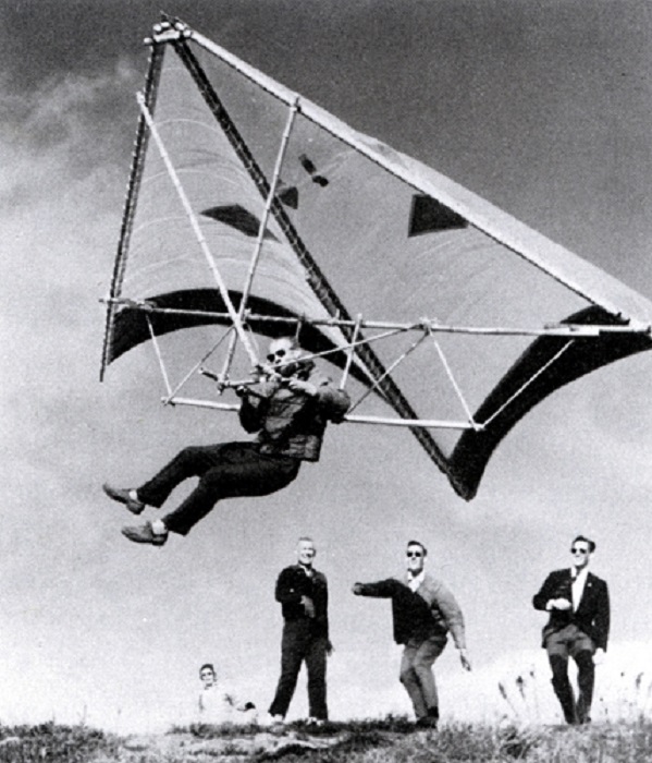 Испытания одного из прообразов дельтаплана в 1961 году. /Фото: wikipedia.org