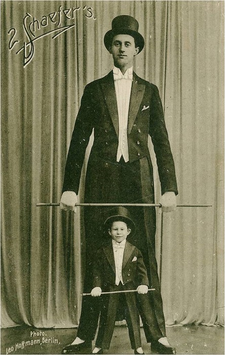 Немецкий Гулливер с помощником в цирке. /Фото: wikipedia.org