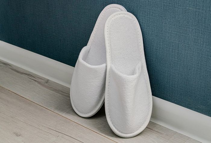 Тапочки вполне подходят в качестве сувенира, но только если они одноразовые.