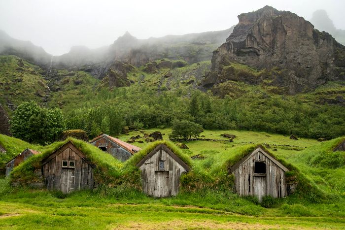 Не самый популярный ныне материал для строительства в Исландии использовали повсеместно. /Фото: matadornetwork.com